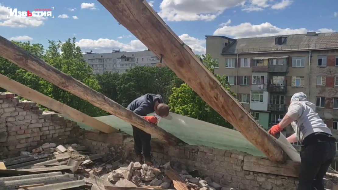 Разбитую снарядами кровлю харьковской многоэтажки ремонтируют коммунальщики