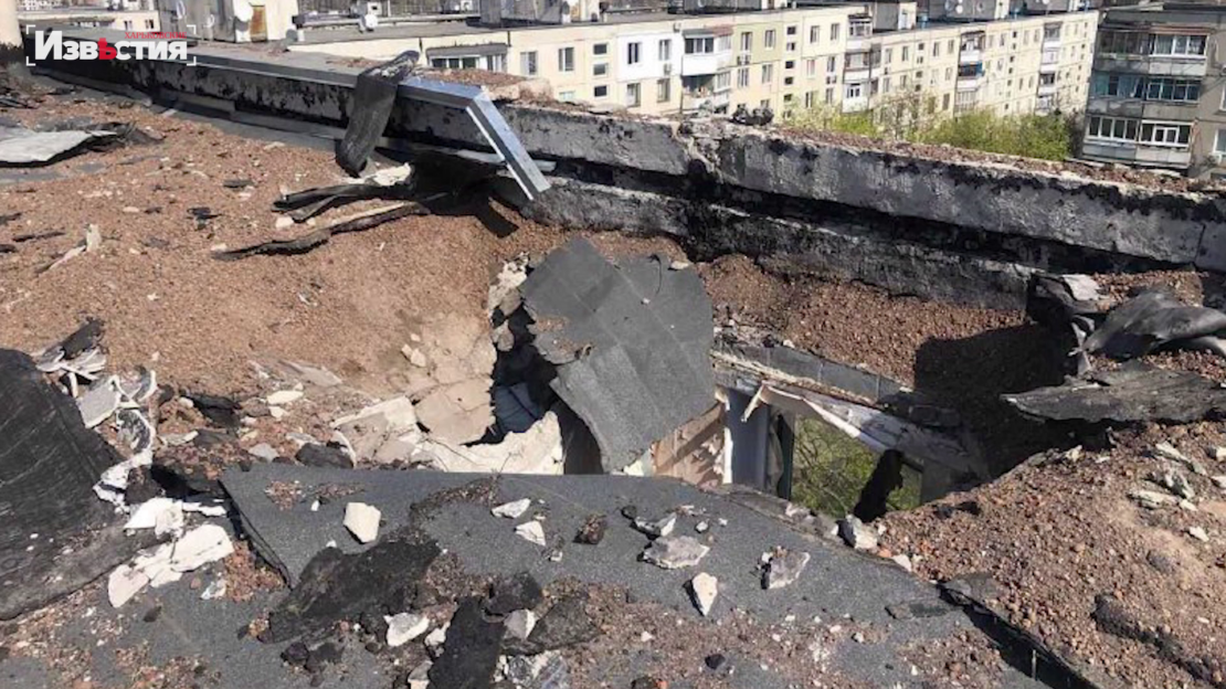 Ремонт поврежденных обстрелами кровель в Харькове проводится в Салтовском район (видео)
