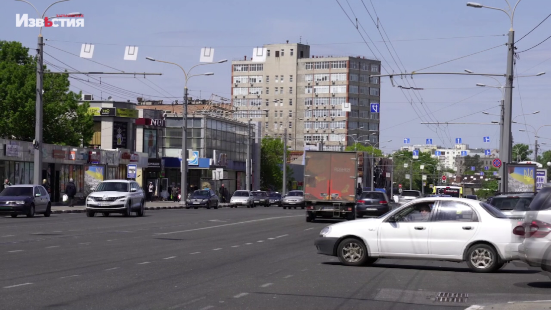 В последние дни машин в городе стало больше. Более того, уже с понедельника по мегаполису можно будет передвигаться общественным транспортом.