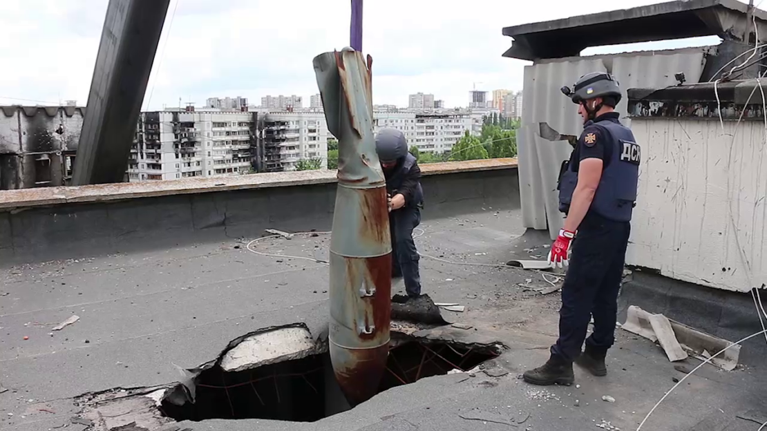 На Північній Салтівці рятувальники витягли авіабомбу ФАБ-500 на даху багатоповерхівки (відео)