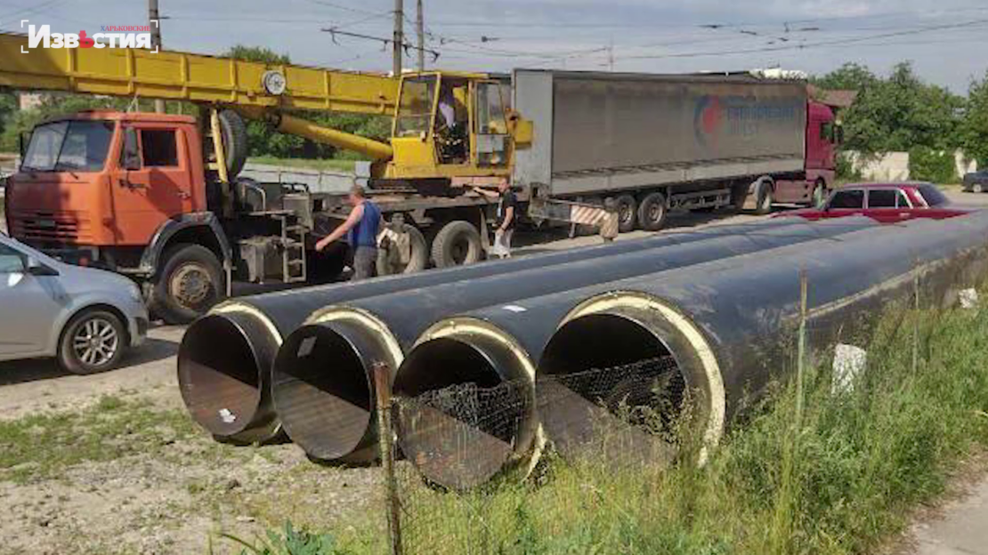 После обстрела, 20 км теплосетей в Харькове перекладывают коммунальщики (видео)