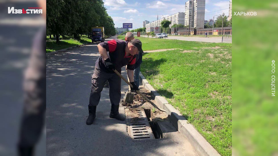 Коммунальные службы Харькова чистят дождеприемники на магистралях города (видео)