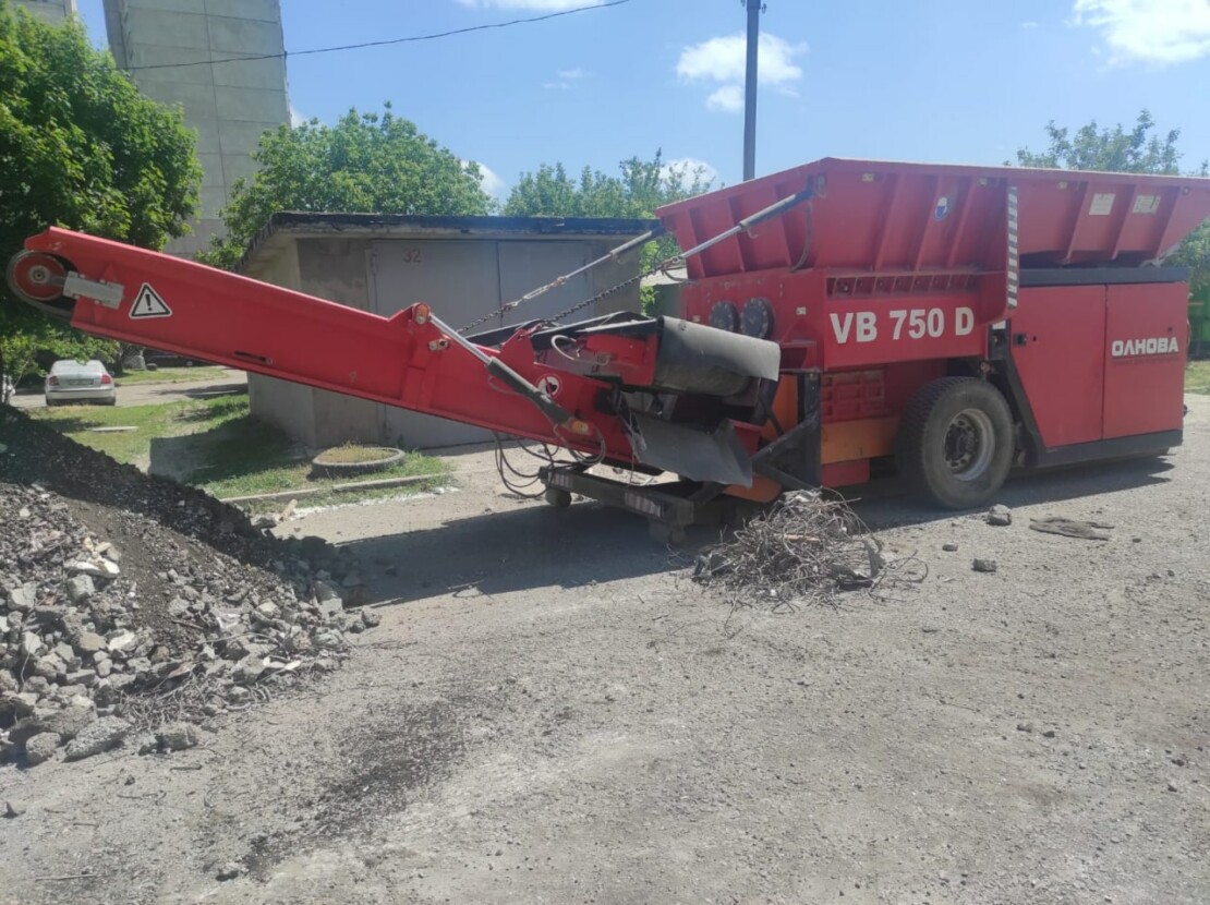 На Большой Кольцевой измельчают конструкции жилого дома на щебень (видео)