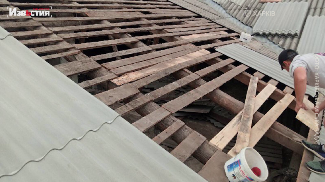 Постраждалі від ворожих обстрілів будинки в Основ'янському районі Харкова продовжують ремонтувати (відео)