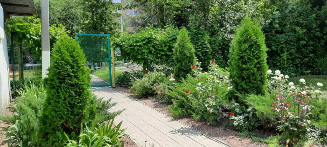 Незважаючи на постійні обстріли Харкова території дитячих садків упорядковують (відео)