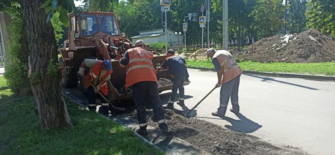 Бригади КП «Доррембуд» продовжують упорядковувати вулиці міста Харкова