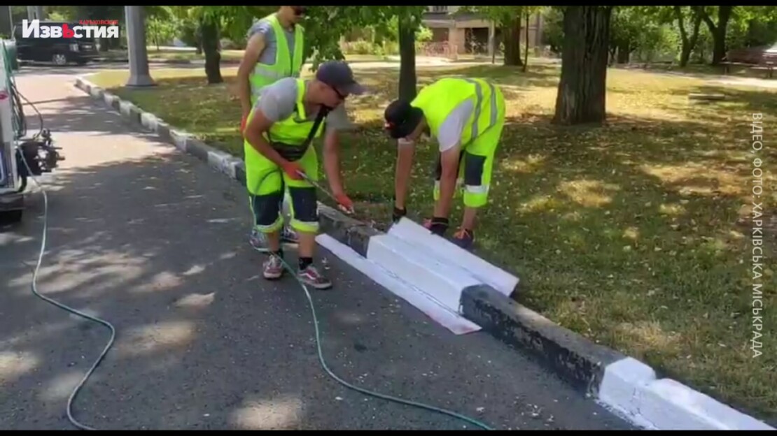 Харківські дороги у війну: наносять розмітку та очищають зливи