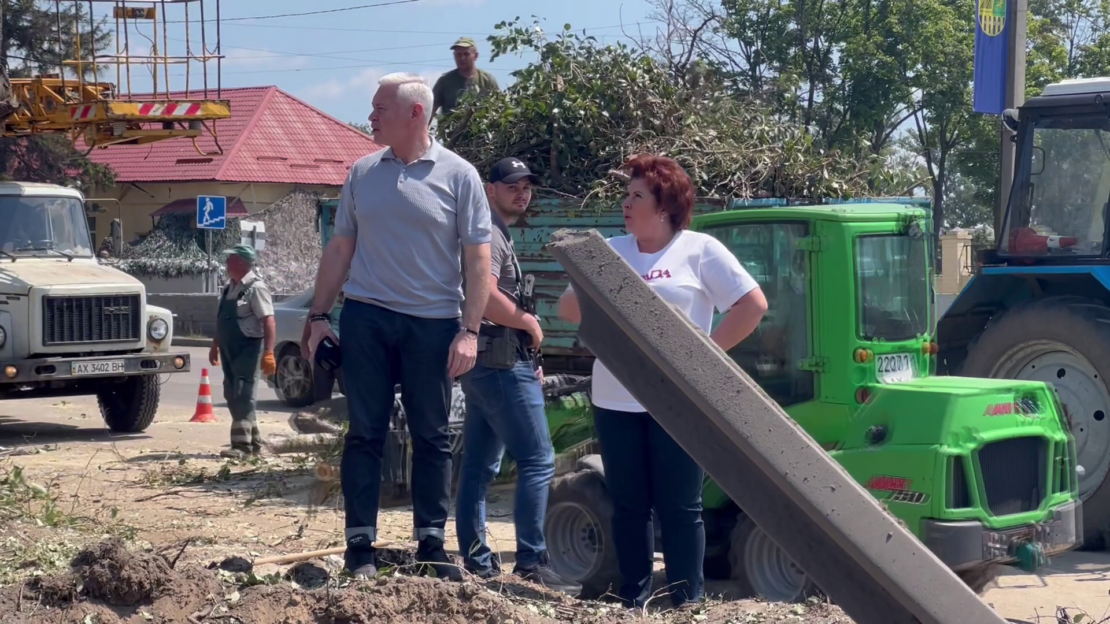 На місцях нічних обстрілів у Харкові комунальники наводять лад.