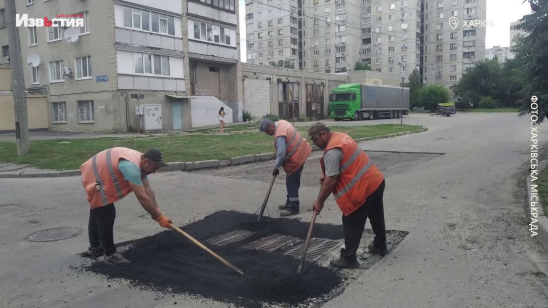 Комунальні служби ліквідують наслідки обстрілів та асфальтують дороги