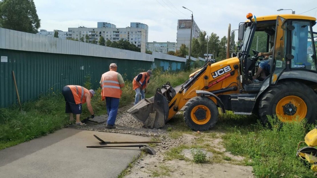 Харківські комунальники ліквідують наслідки ворожіх обстрілів у місті