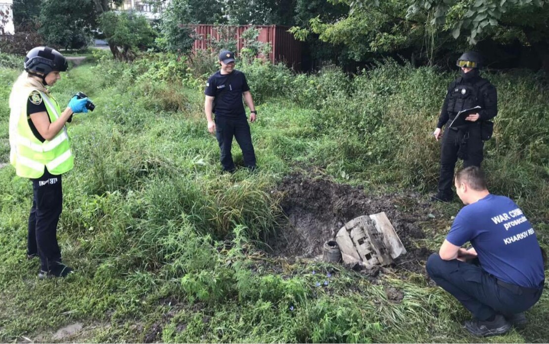 "Торнадо" в Харкові. Прокуратура вилучила уламки від снарядів РСЗВ та встановлює їх приналежність.