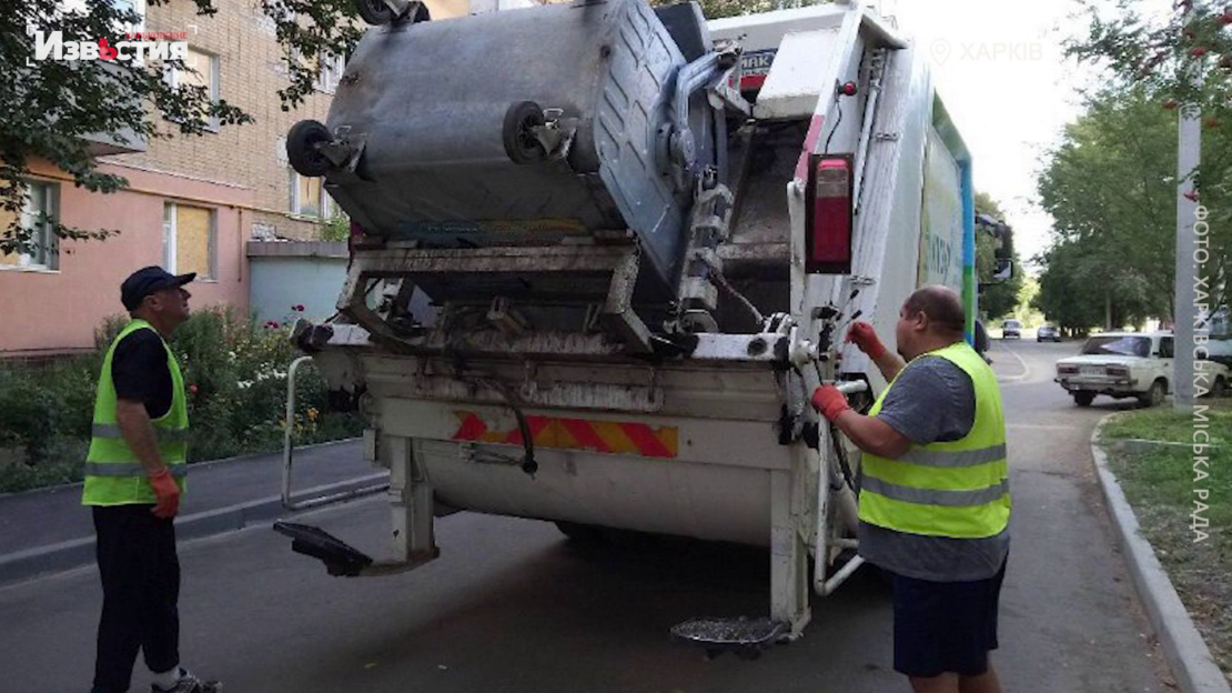 Комунальники на варті порядку. Навіть під час свят працівники дбають про Харків (відео)