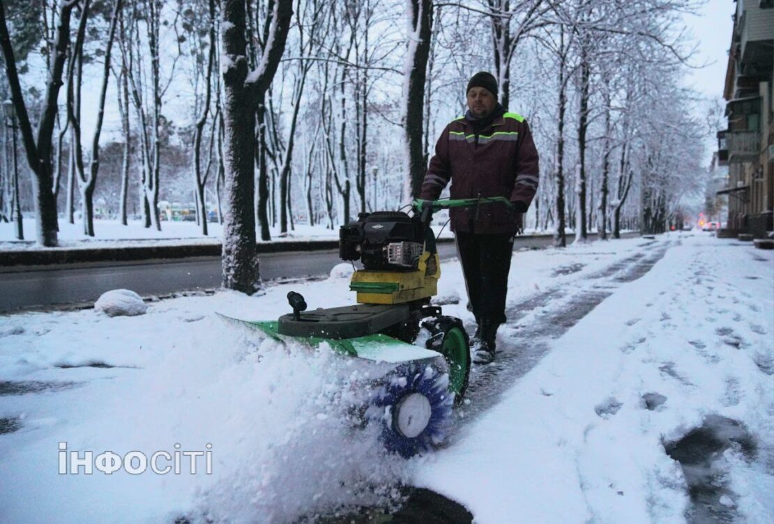 Харків засипало снігом. У місті працюють комунальники (ФОТО)
