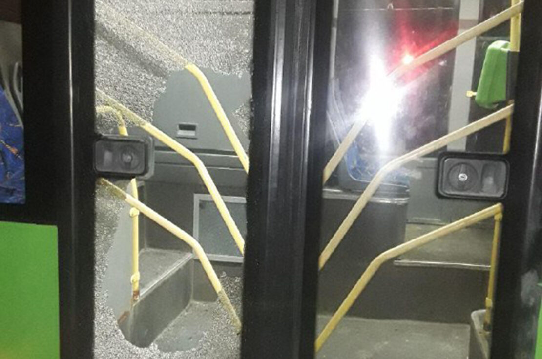 У Харкові хулігани розбили скло в дверях тролейбуса 