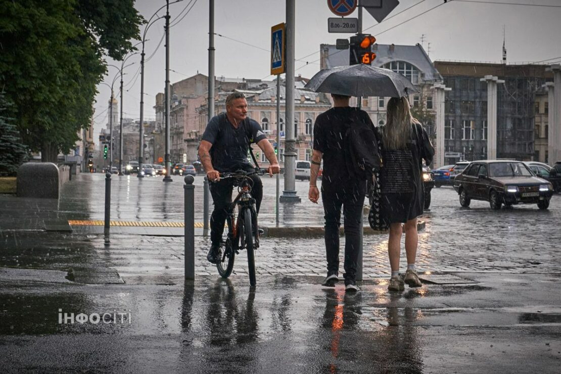 Літній дощ у Харкові. Фоторепортаж