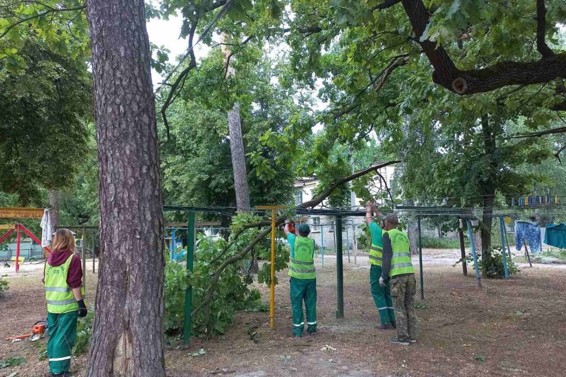 У Харкові усувають наслідки негоди (фото)