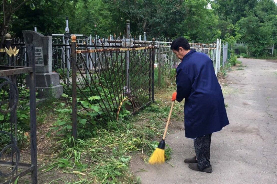 Комунальники впорядковують території кладовищ