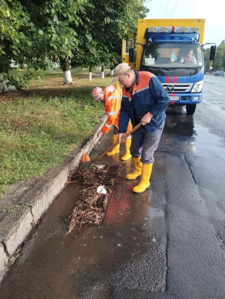 У Харкові усувають наслідки негоди (фото)