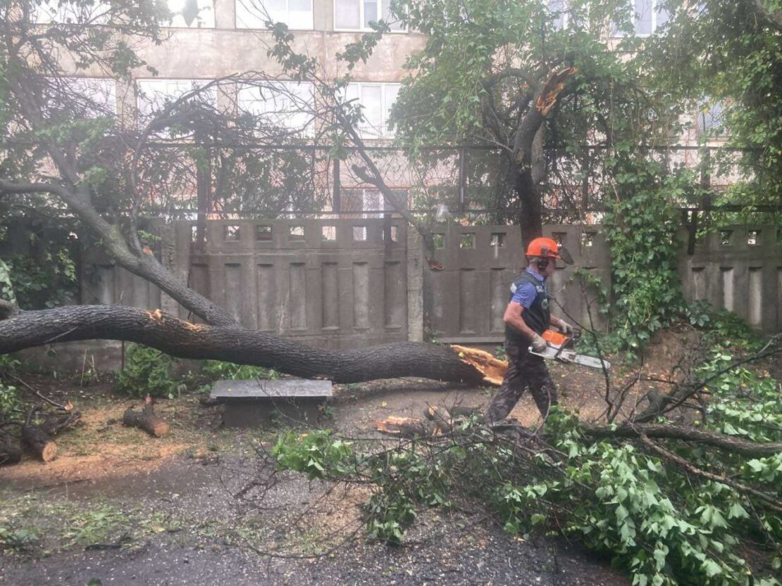 У Харкові усувають наслідки негоди (фото)