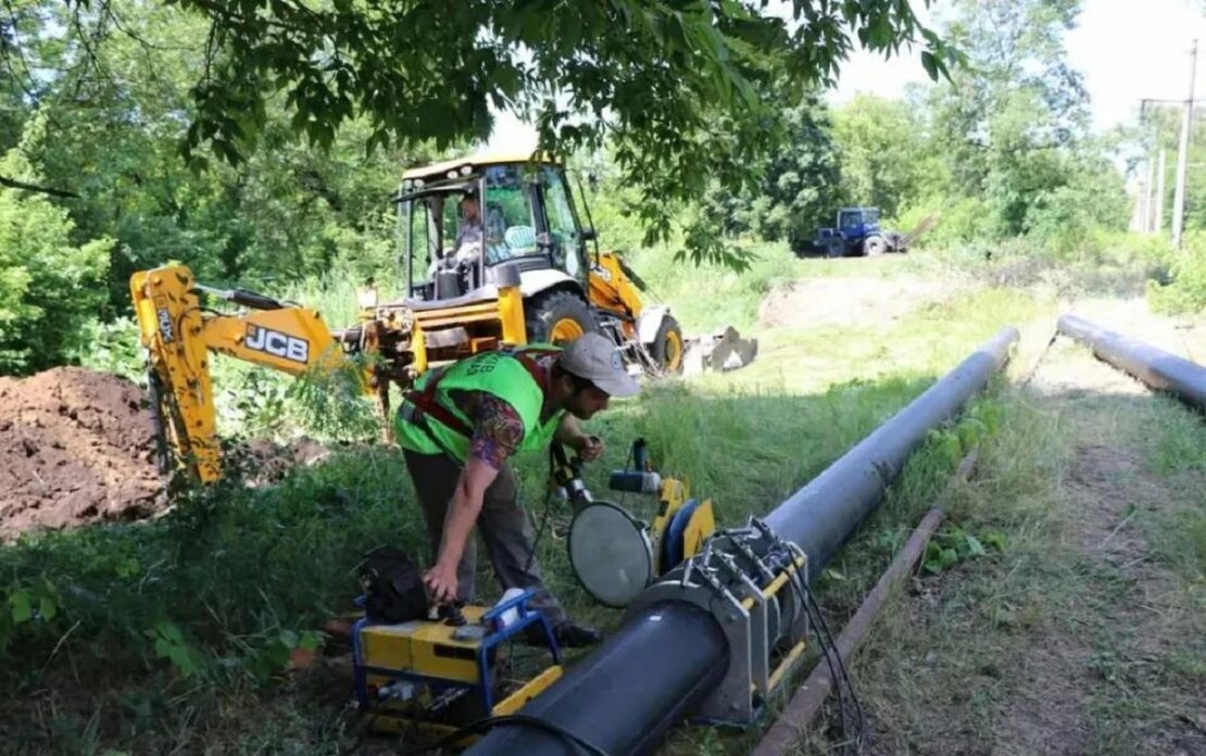 На проспекті Героїв Харкова замінюють водовід після обстрілів