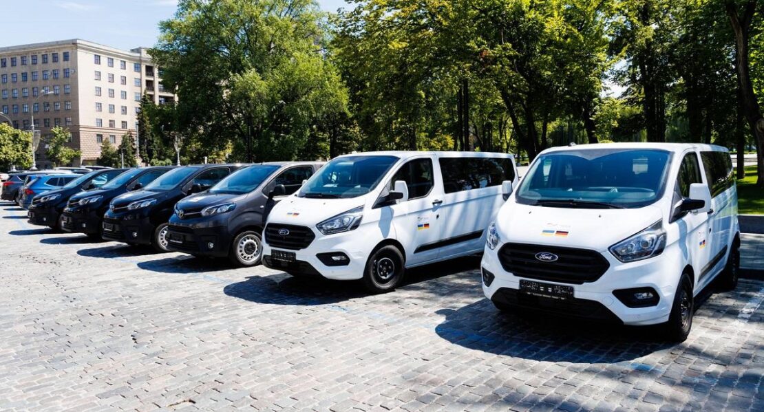 Німеччина передала шість мікроавтобусів для громад та рятувальників Харківщини