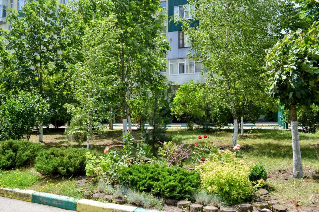 Харків’яни власноруч прикрашають прибудинкові території (фото)