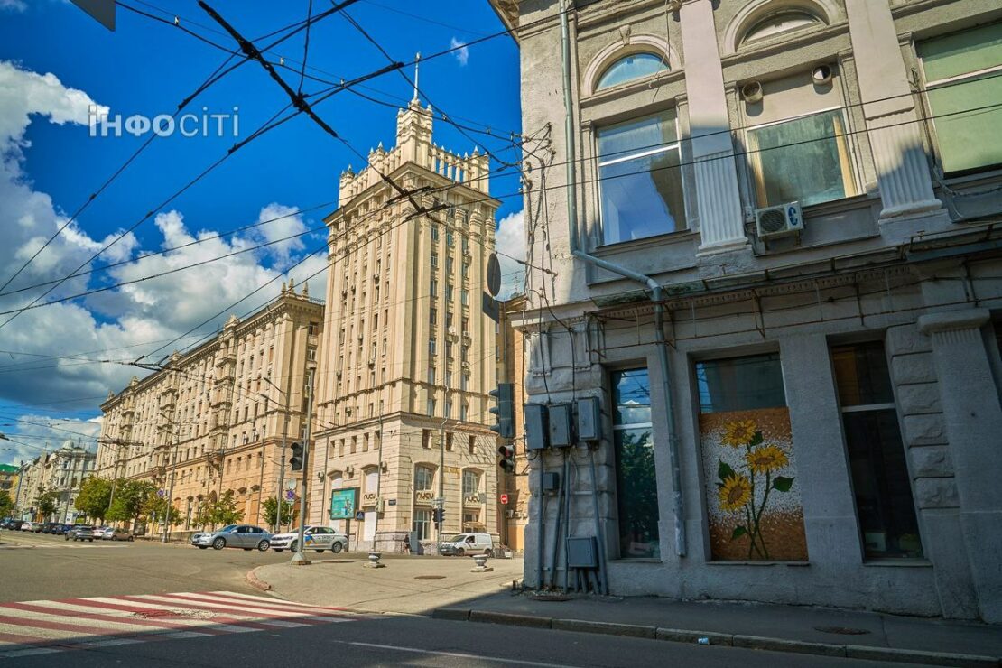 Художниця прикрасила соняхами будинок в центрі Харкова