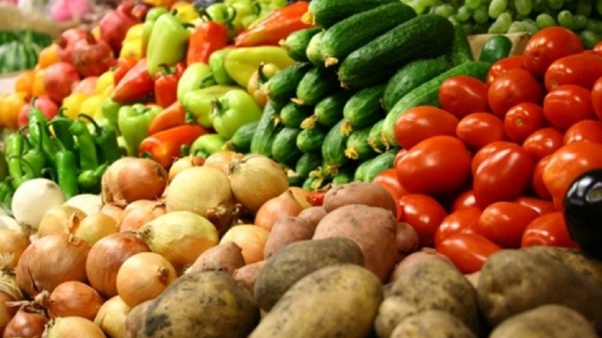 Сезонних фруктів та овочів на ринках Харкова більшає
