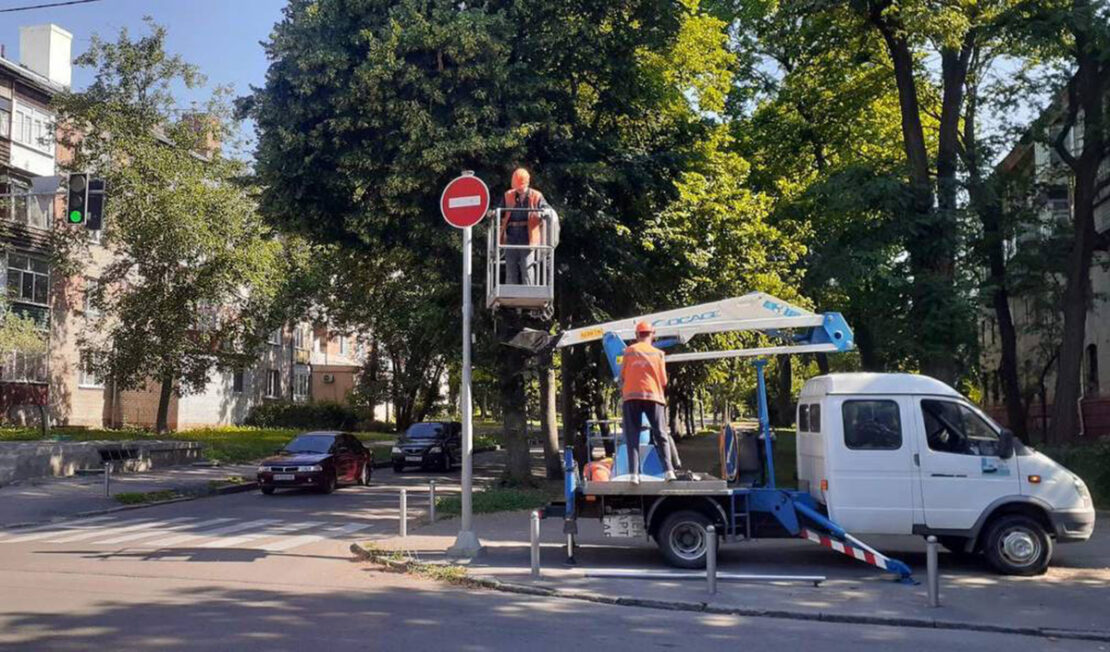 У Харкові впорядковують дорожні знаки та світлофори