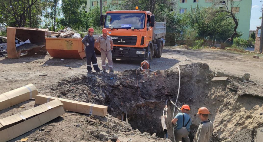 У Чугуєві триває ліквідація наслідків ворожого ракетного удару (фото)