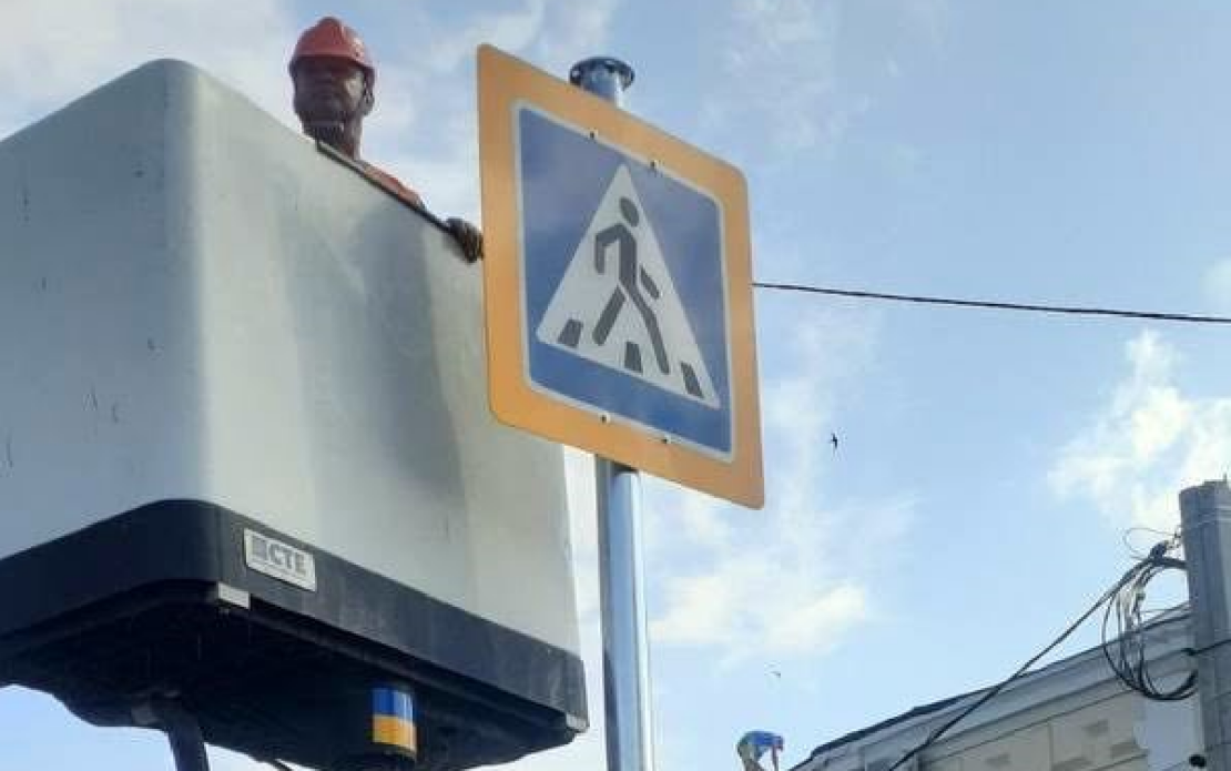 У Харкові встановлюють дорожні знаки та світлофори