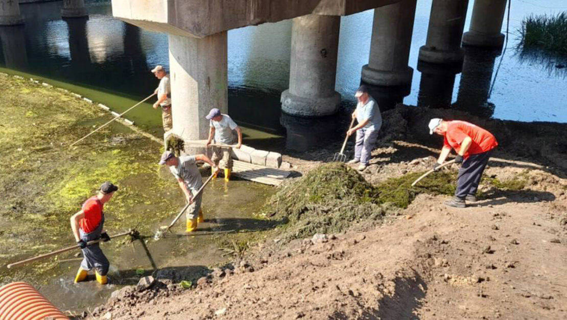 Харківські комунальники наводять лад на берегах водойм