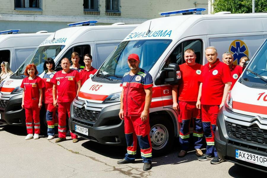 Фонд Олени Зеленської та МОЗ передали Харківщині 10 автомобілів швидкої допомоги