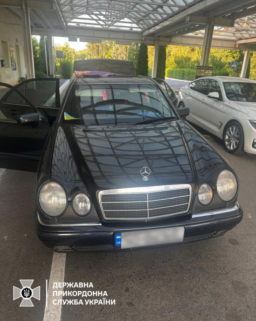 Харків'янка намагалася вивезти свого хлопця за кордон за спинками авто (фото)