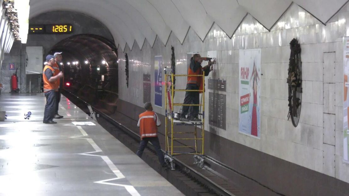 На станції метро «Ярослава Мудрого» оновлюють назву (фото)