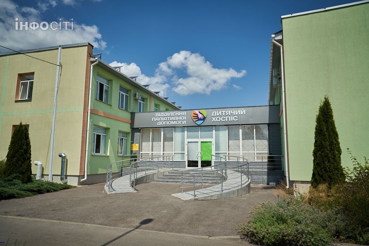 На даху дитячої лікарні в Харкові встановили сонячну електростанцію
