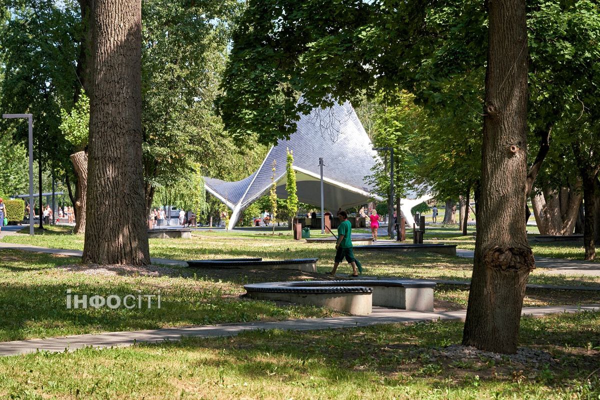 Харків'яни рятуються від спеки у міських парках (фото)