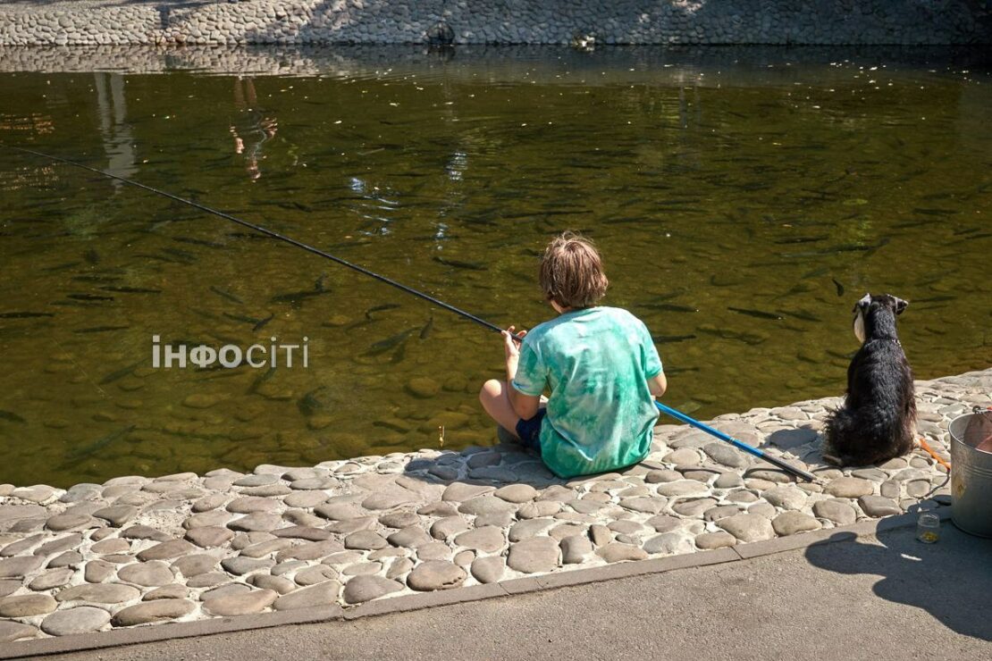 Харків'яни рятуються від спеки у міських парках (фото)