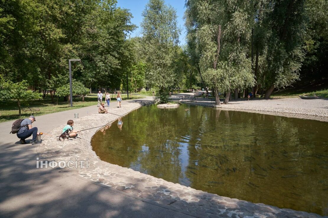 Харків'яни рятуються від спеки у міських парках (фото)