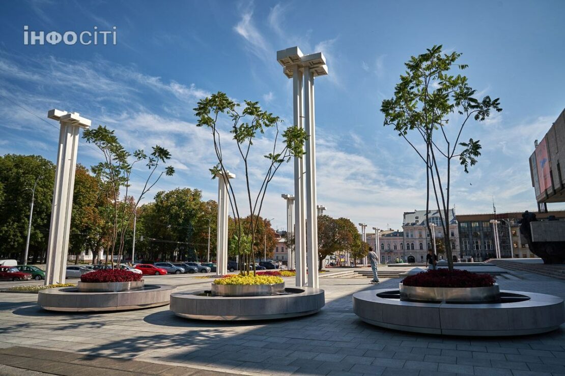 Пересувні клумби встановили біля оперного театру у Харкові