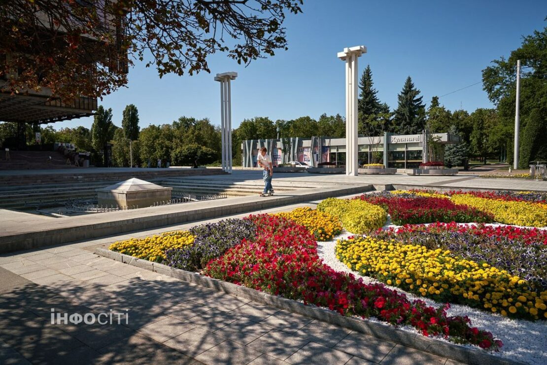 Пересувні клумби встановили біля оперного театру у Харкові