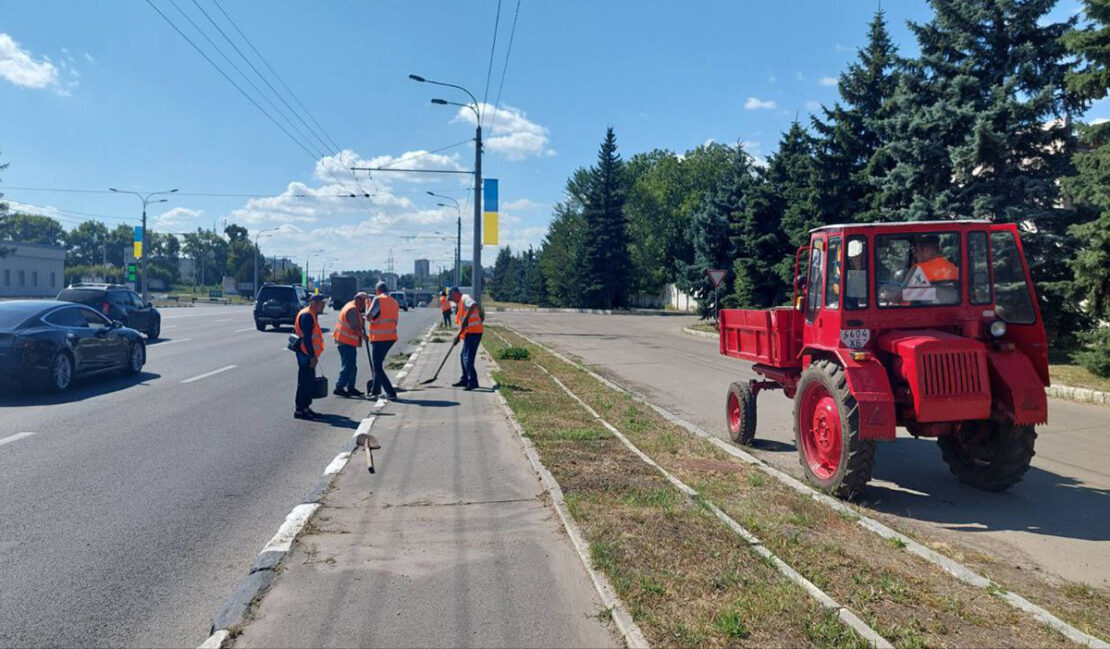 У Харкові відновлюють асфальтобетонне покриття 