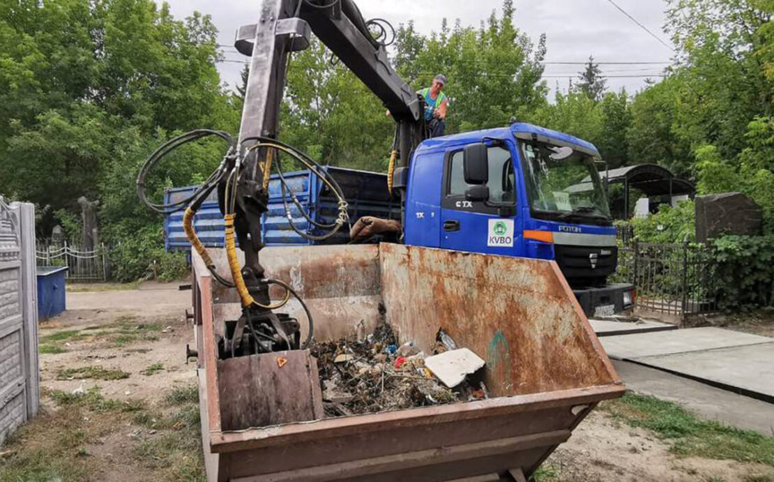 На харківських цвинтарях комунальники наводять лад 