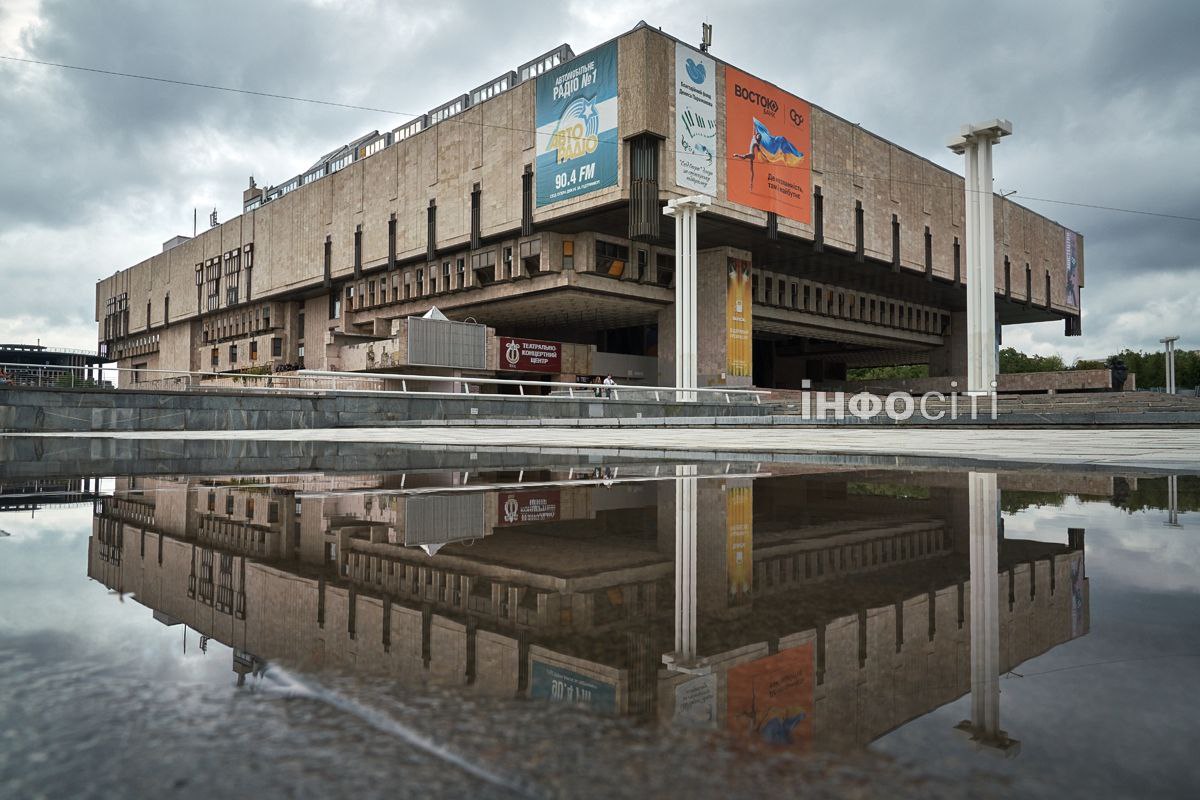 Незламний Харків, віддзеркалений у калюжах. Фоторепортаж