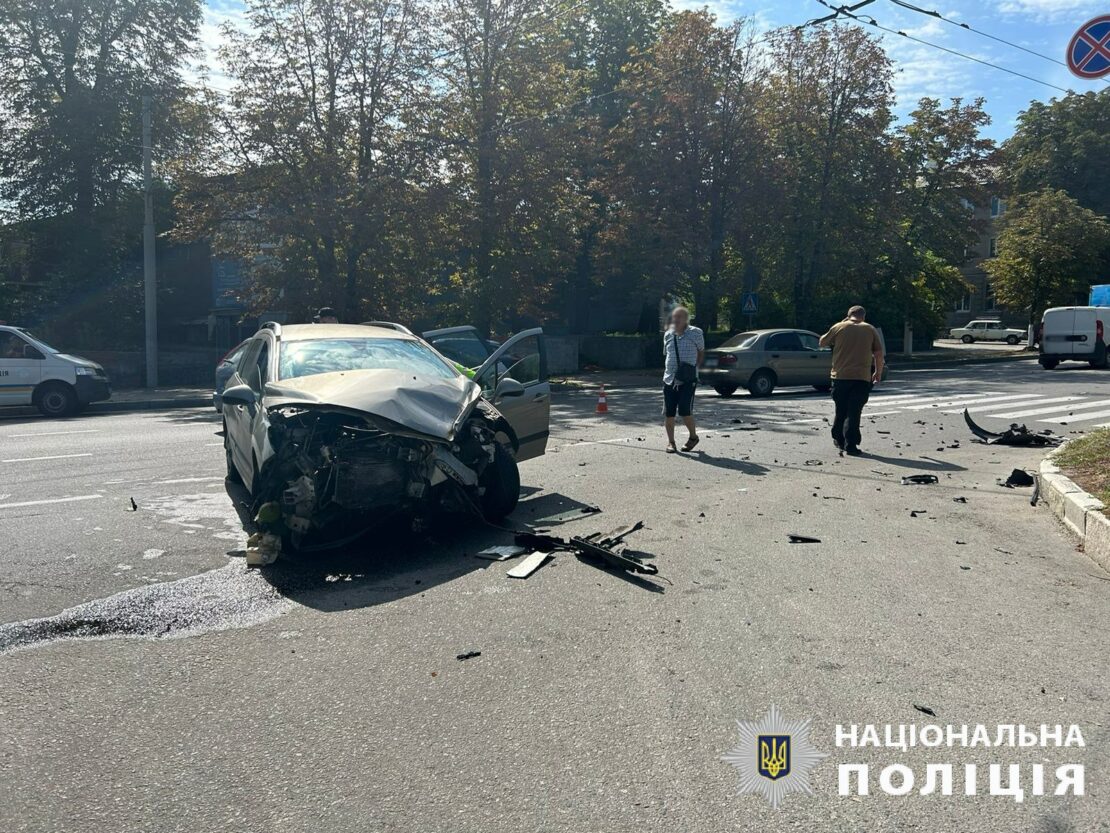 У Харкові зіткнулися два авто, постраждала дитина (фото)