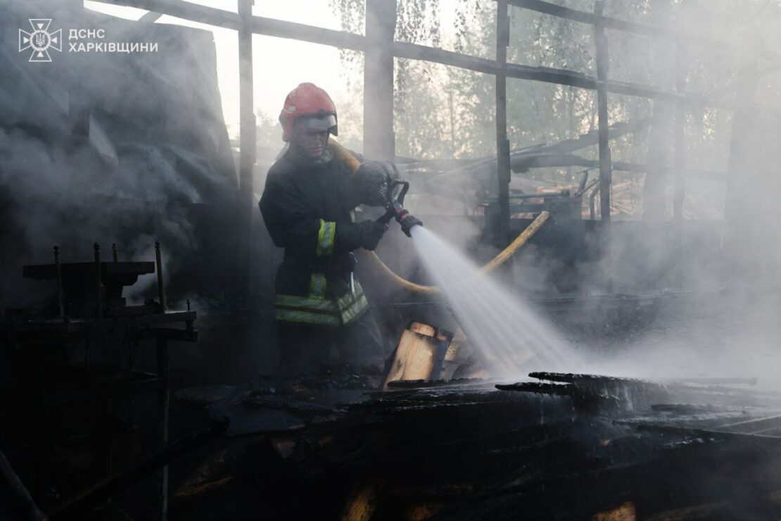 У Бабаях вночі горіло деревопереробне підприємство (фото)