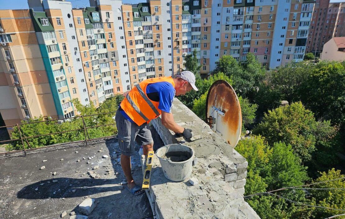 На Гімназійній набережній ремонтують пошкоджений будинок (фото)