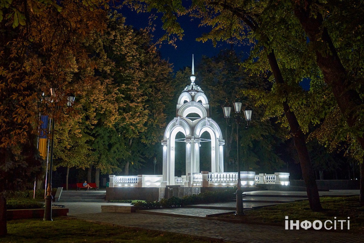 Місто-герой Харків у вечірних вогнях. Фоторепортаж