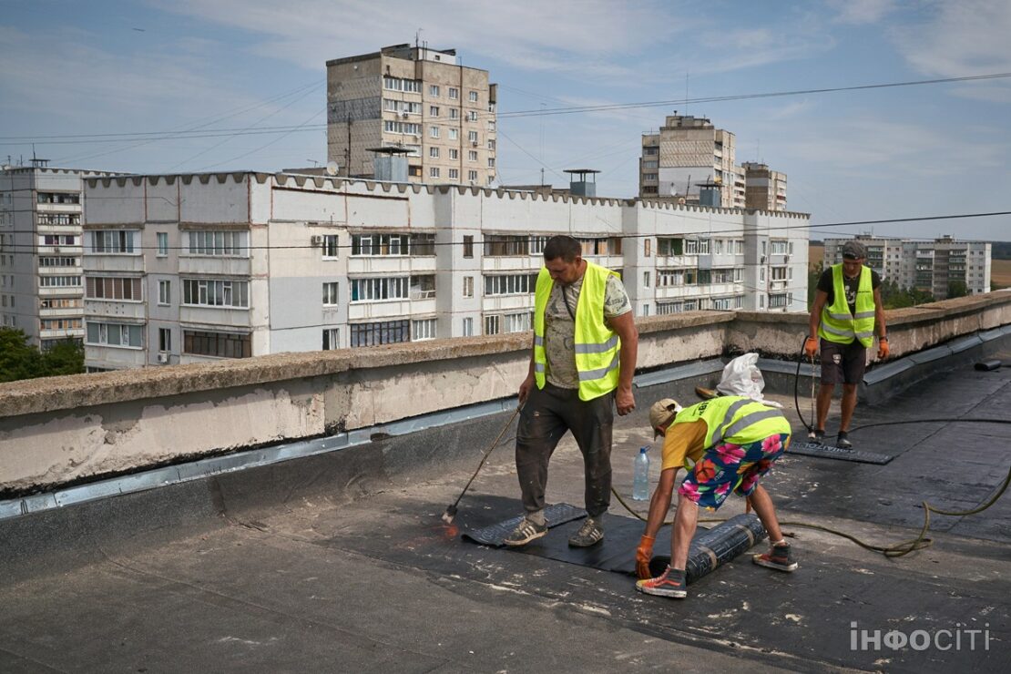 На Північній Салтівці комунальники ремонтують дахи (фоторепортаж)