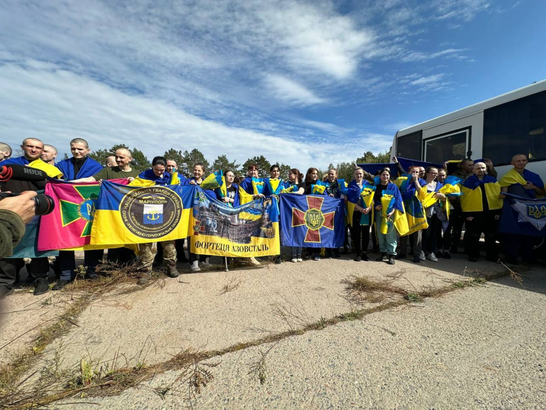 49 українців повернулися додому: звільнено воїнів, цивільних і захисників «Азовсталі»